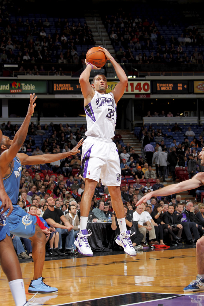 约翰-沃尔缺阵,艾尔-索顿得了20分,吉尔伯特-阿里纳斯19分,科克