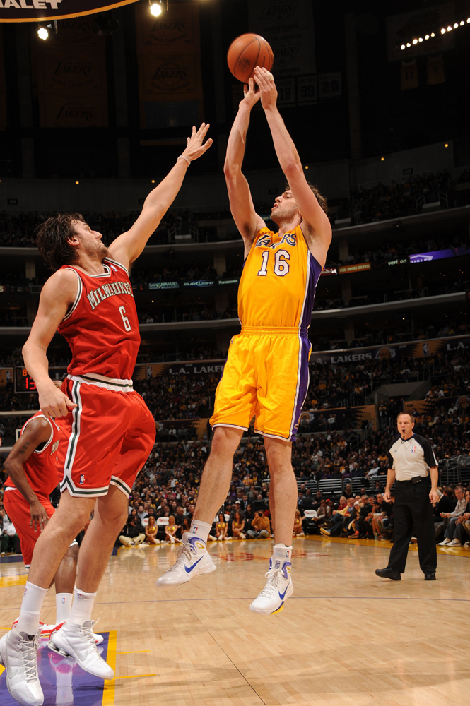 [常规赛]雄鹿98-79湖人_高清图集_新浪网