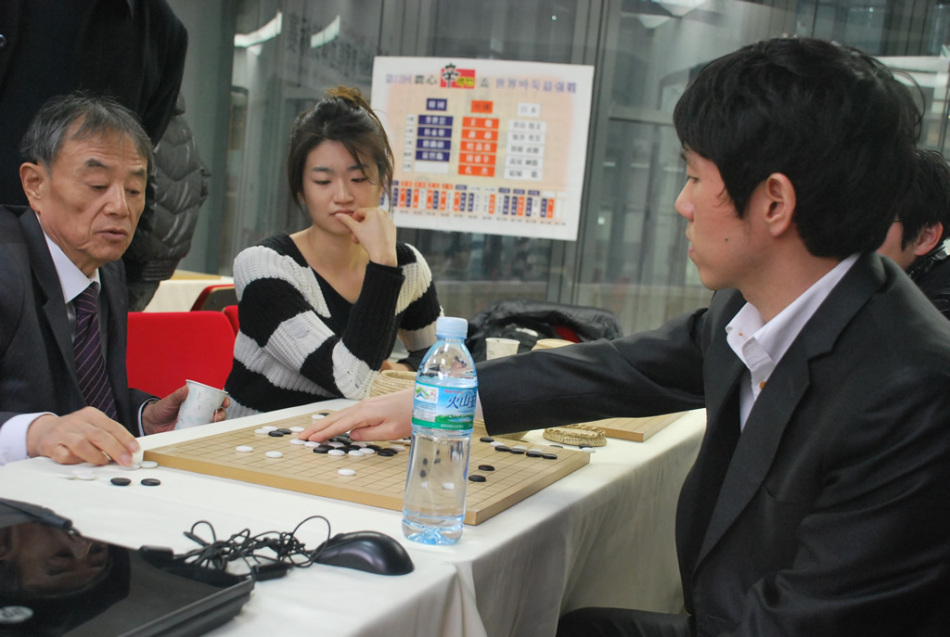 中国孔杰对阵韩国崔哲瀚,韩国队主将李昌镐与新婚妻子李度仑一起来到