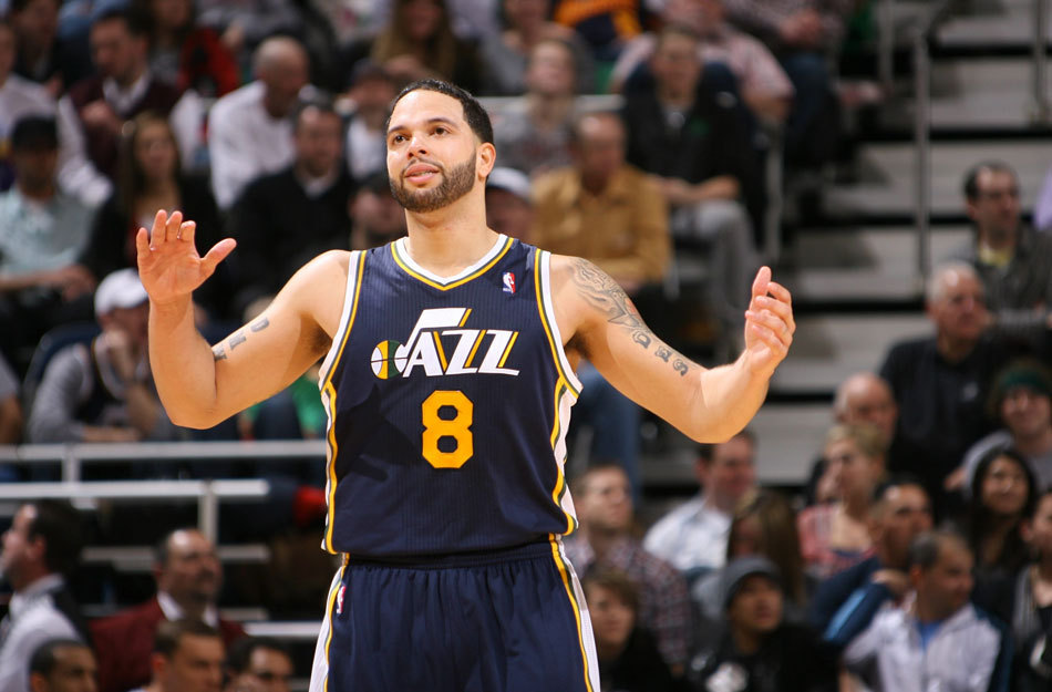 23 / 27 北京时间2月24日消息,篮网已经正式通过交易得到爵士的德隆