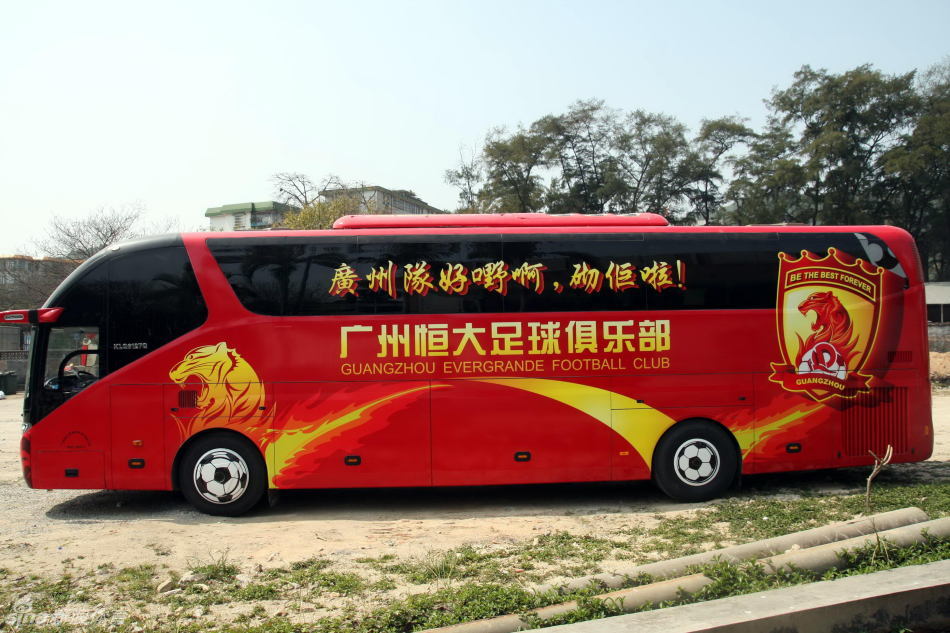 恒大新赛季球队大巴亮相
