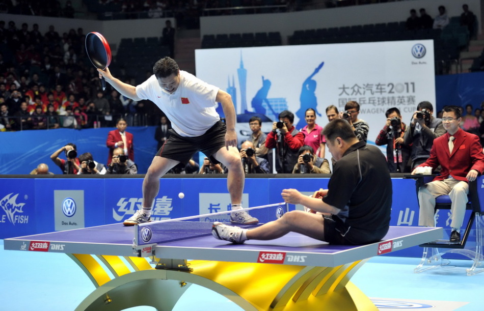 大众精英赛乒乓花样妙趣横生 惊现平底锅