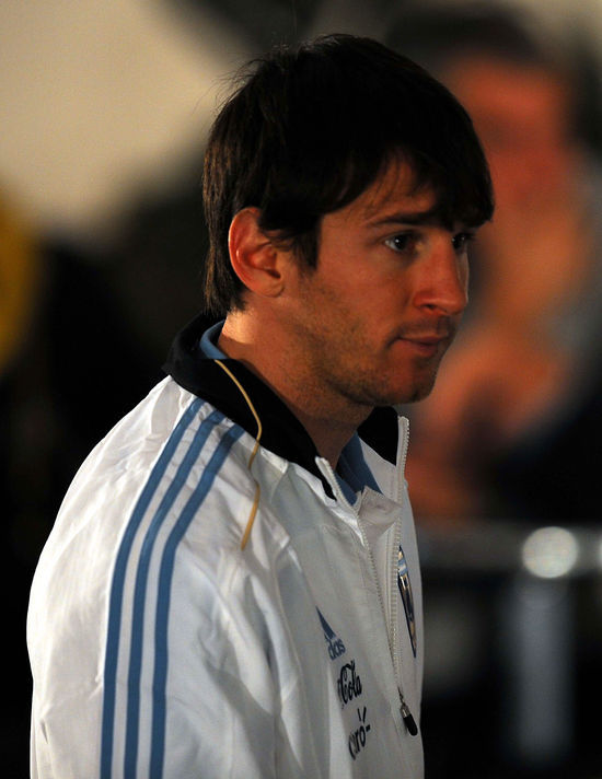 热身赛前梅西清爽短发亮相_高清图集_新浪网