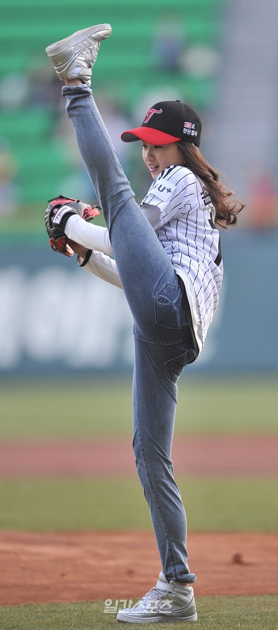 孙妍在为棒球赛开球_高清图集_新浪网