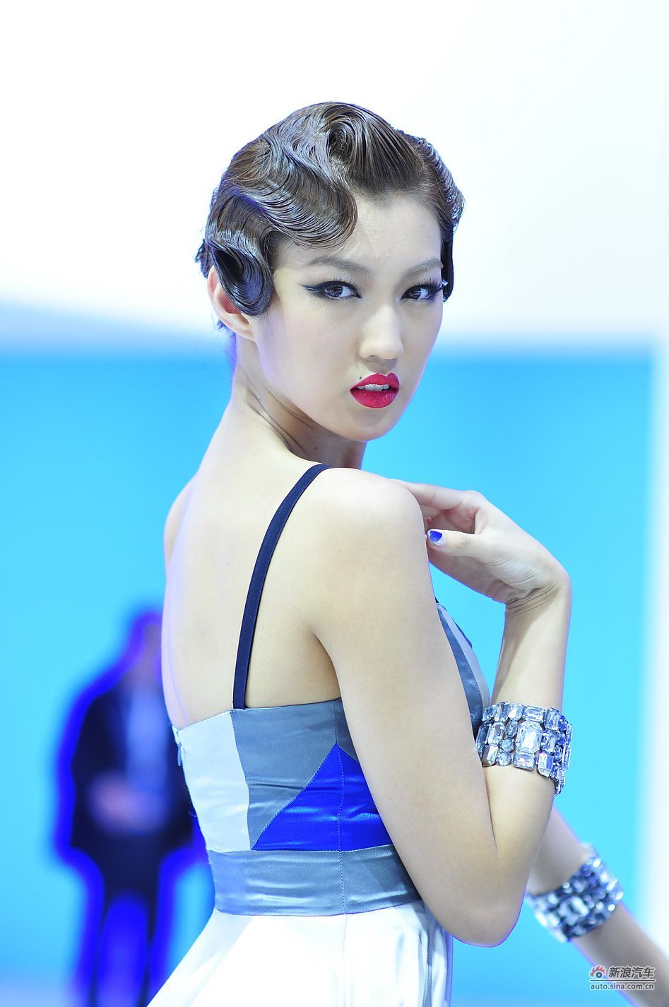 古晨惊艳亮相上海车展_高清图集_新浪网