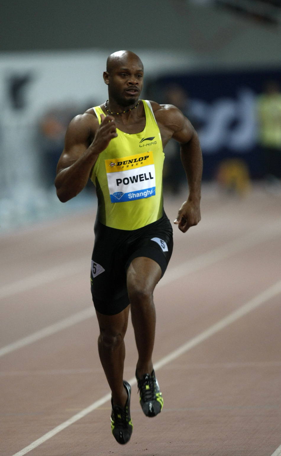 在男子100米决赛中,来自牙买加的短跑名将鲍威尔以9秒95轻松摘得金牌