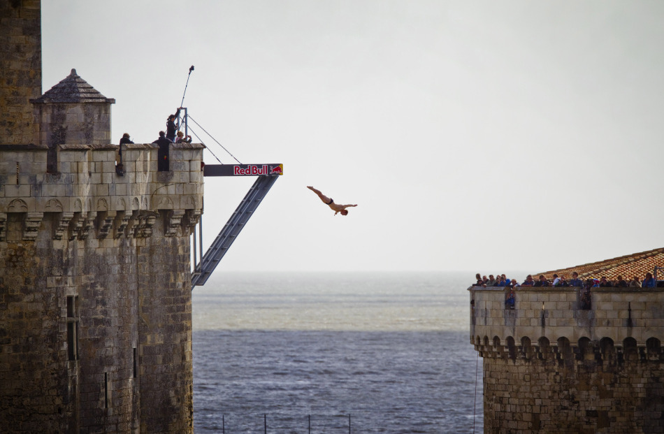 参赛选手纵身一跃