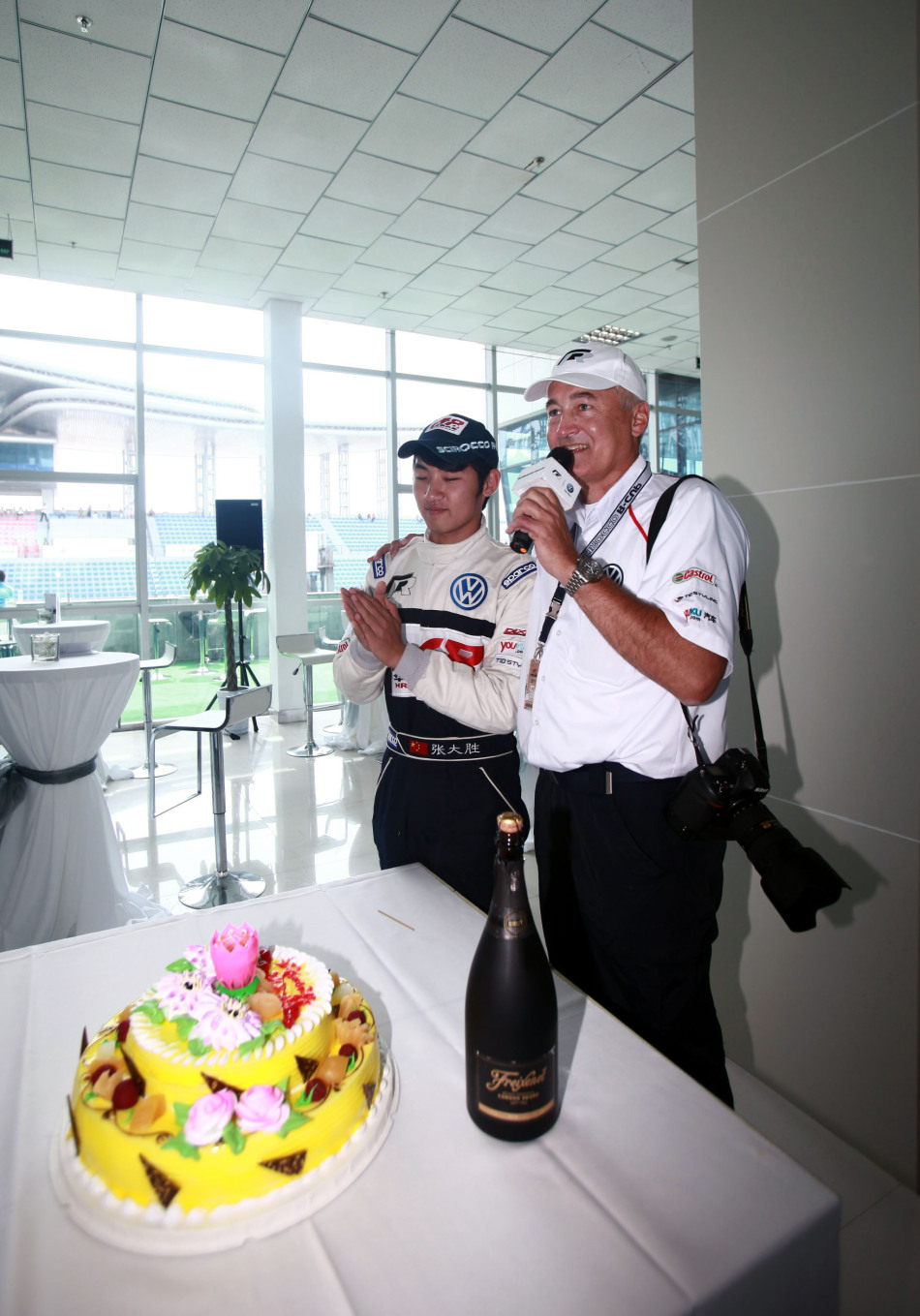 尚酷r杯参赛车手张大胜庆祝生日