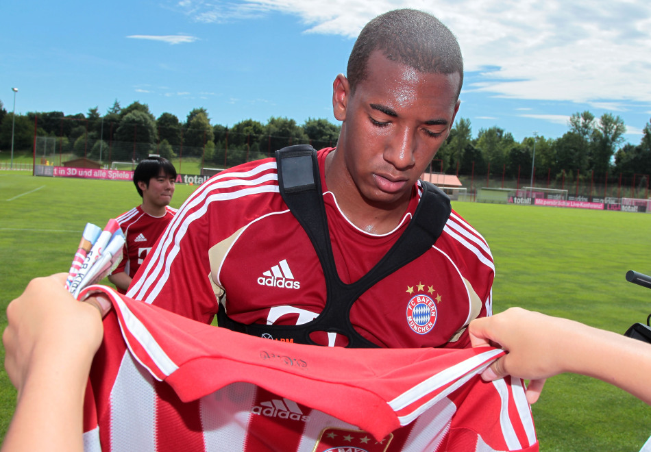 博阿滕为球迷签名