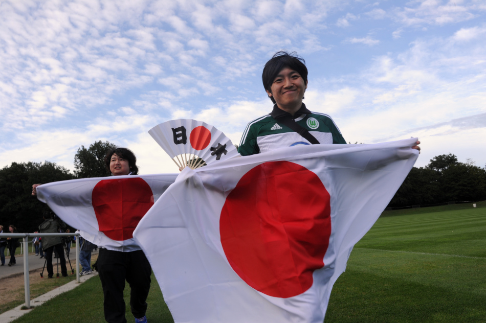 日本球迷高举国旗