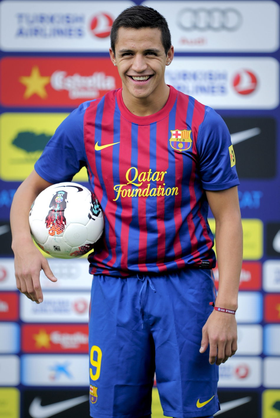 桑切斯正式亮相巴萨_高清图集_新浪网