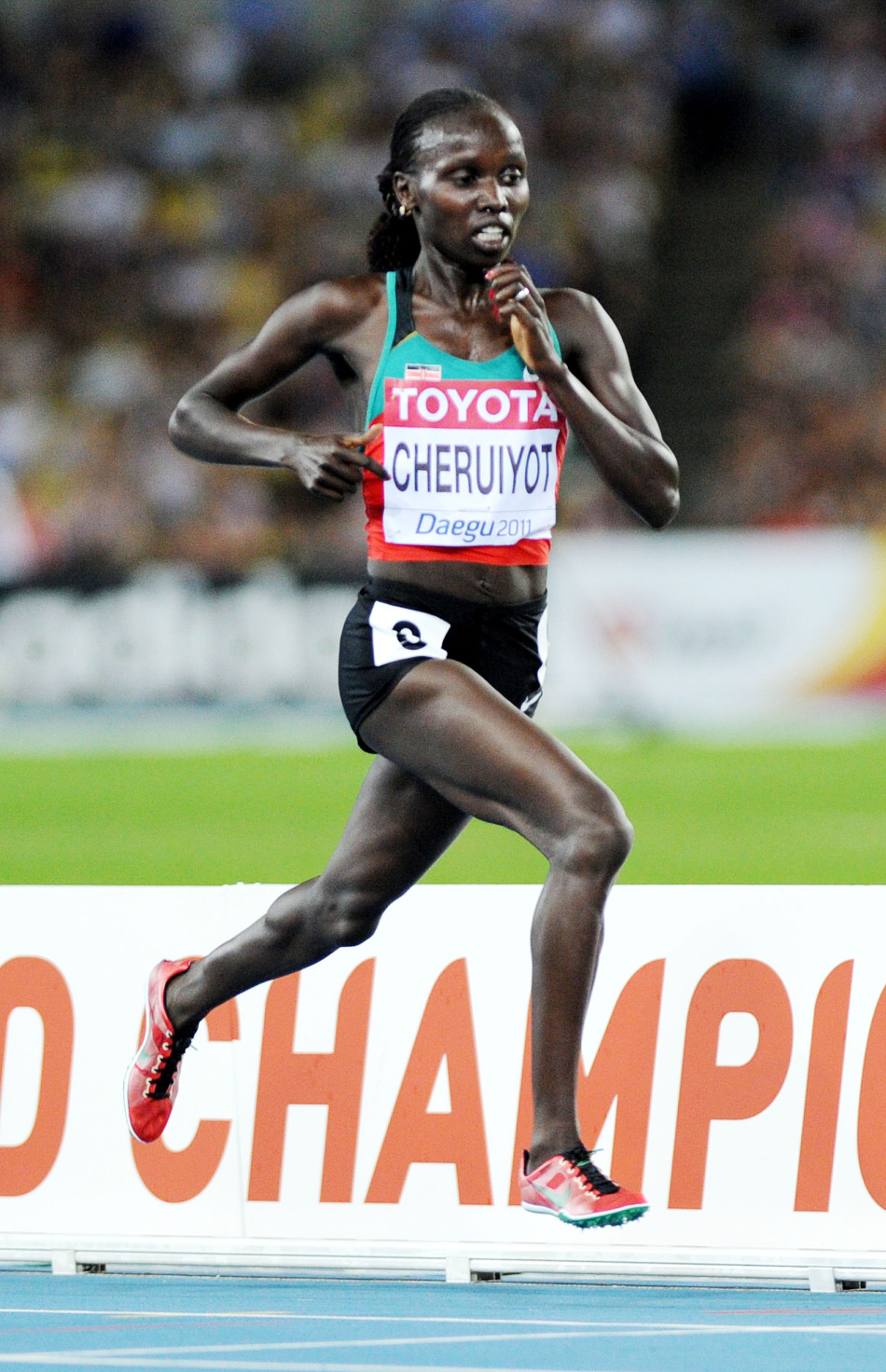 与队友拥抱庆祝