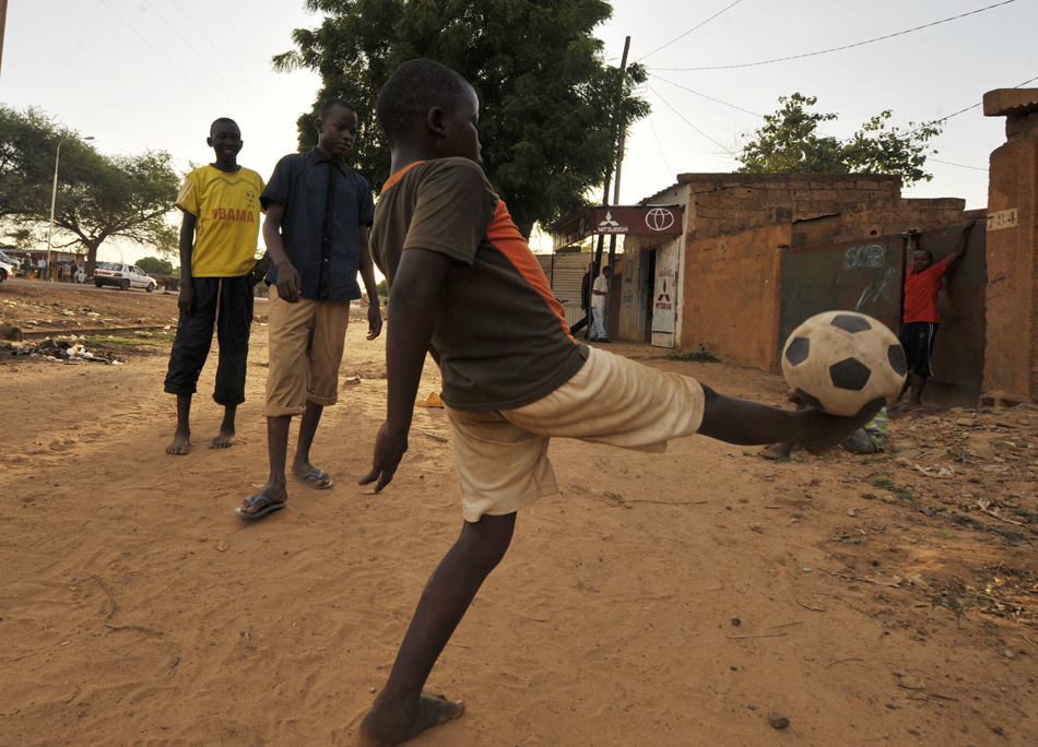 尼泊尔贫民孩子赤脚踢球