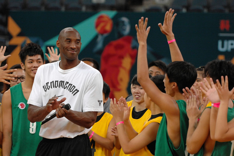 科比向球迷招手