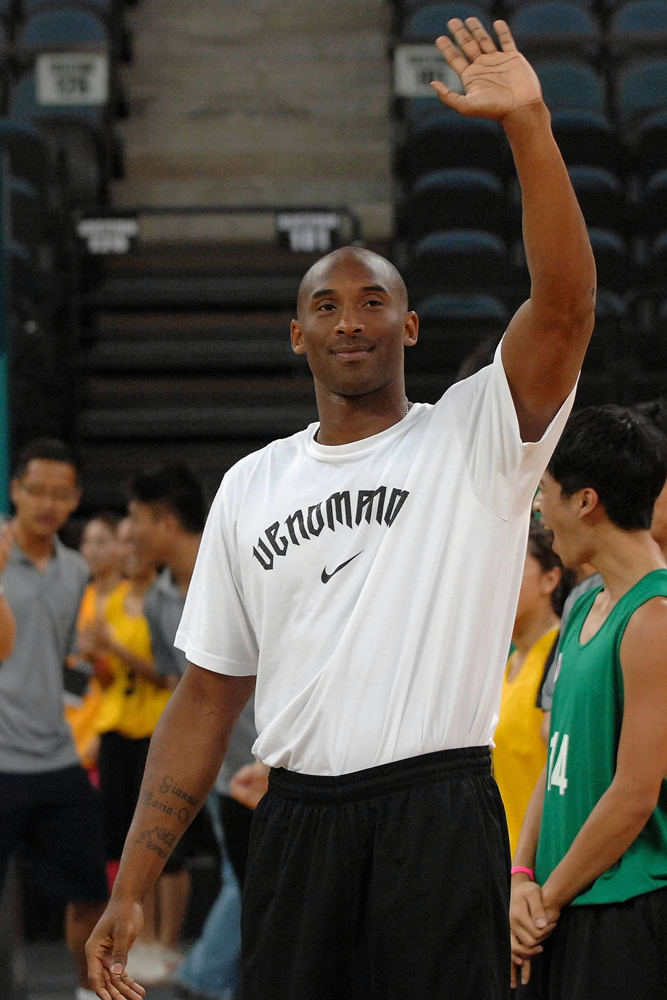 科比向球迷招手