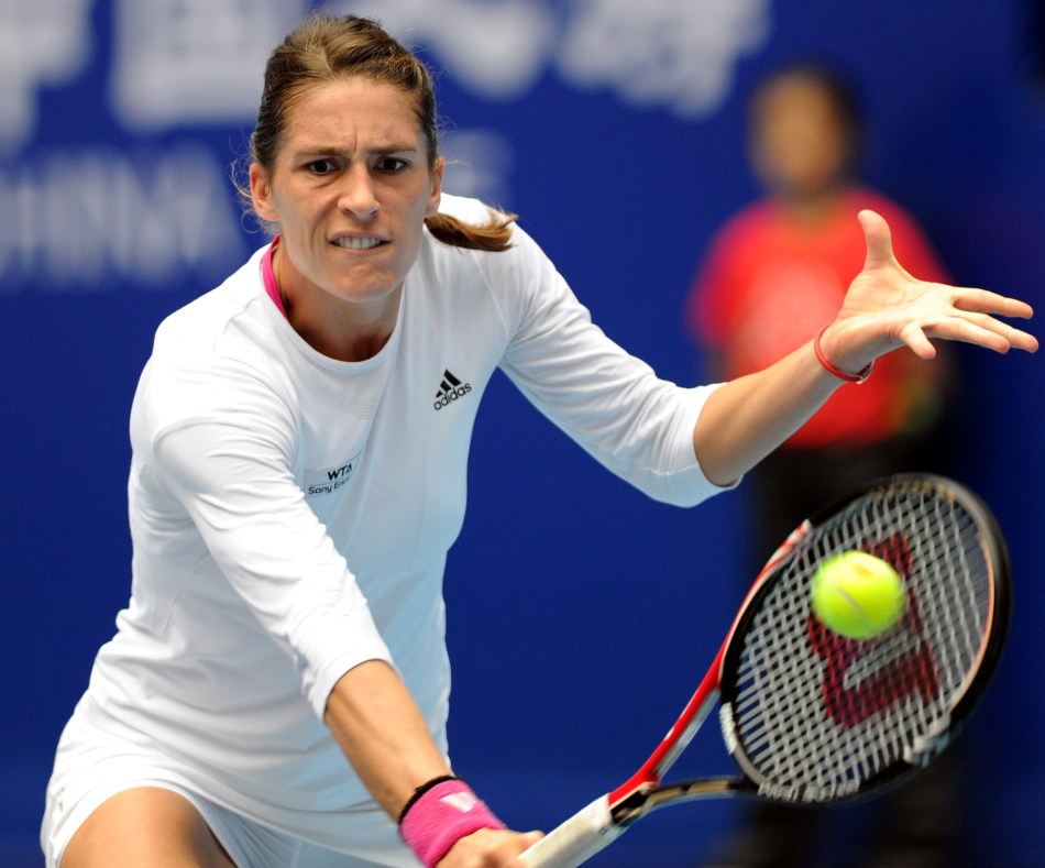 佩特科维奇在比赛中发球