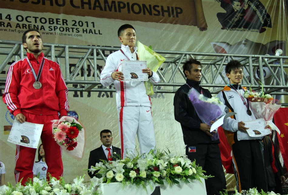 北京时间10月14日,第11届世界武术锦标赛,中国男子散打队的李康,吴强