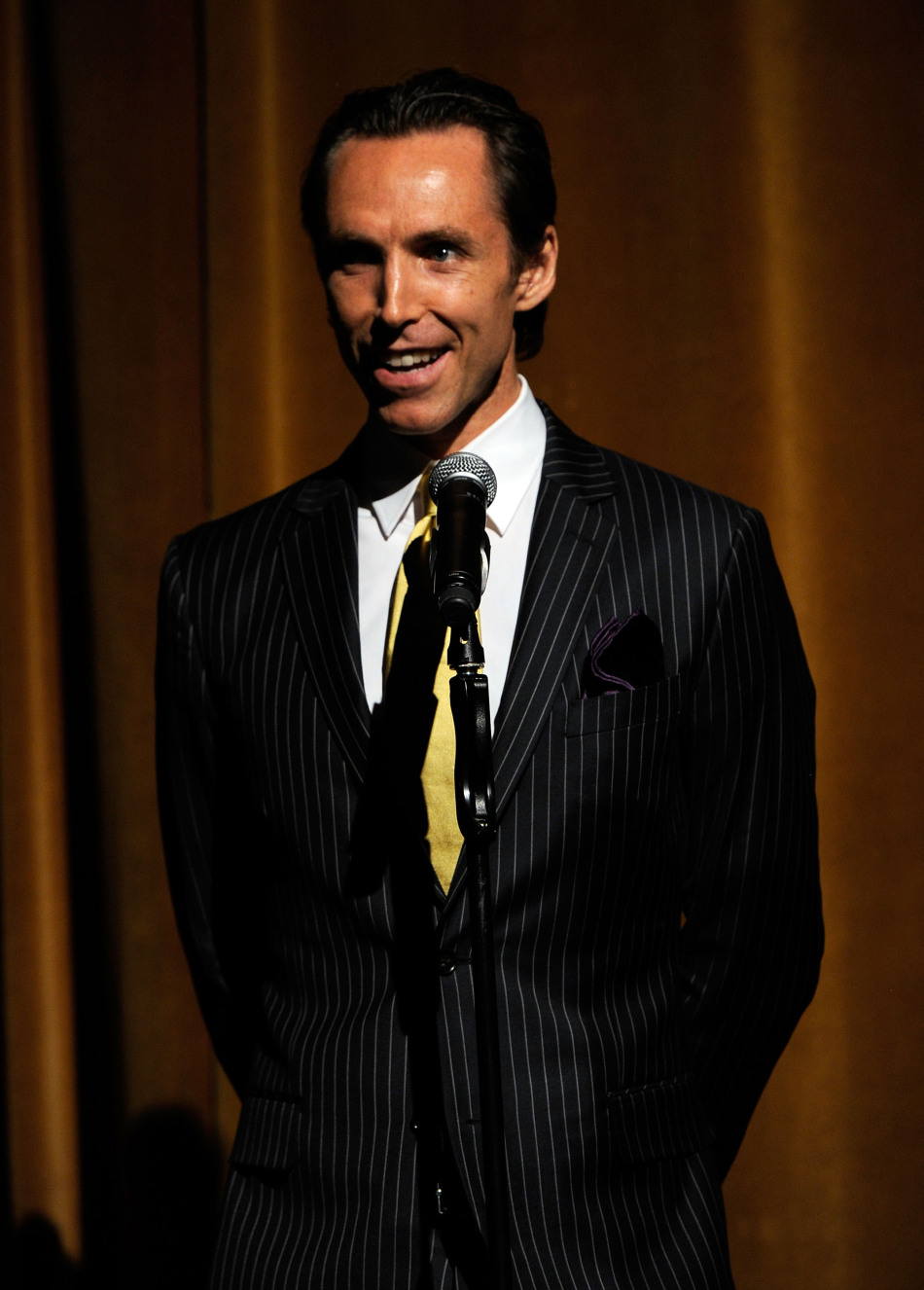 nba巨星安东尼,纳什受邀出席一明星时尚舞会,二人着西装亮相,尽显绅士