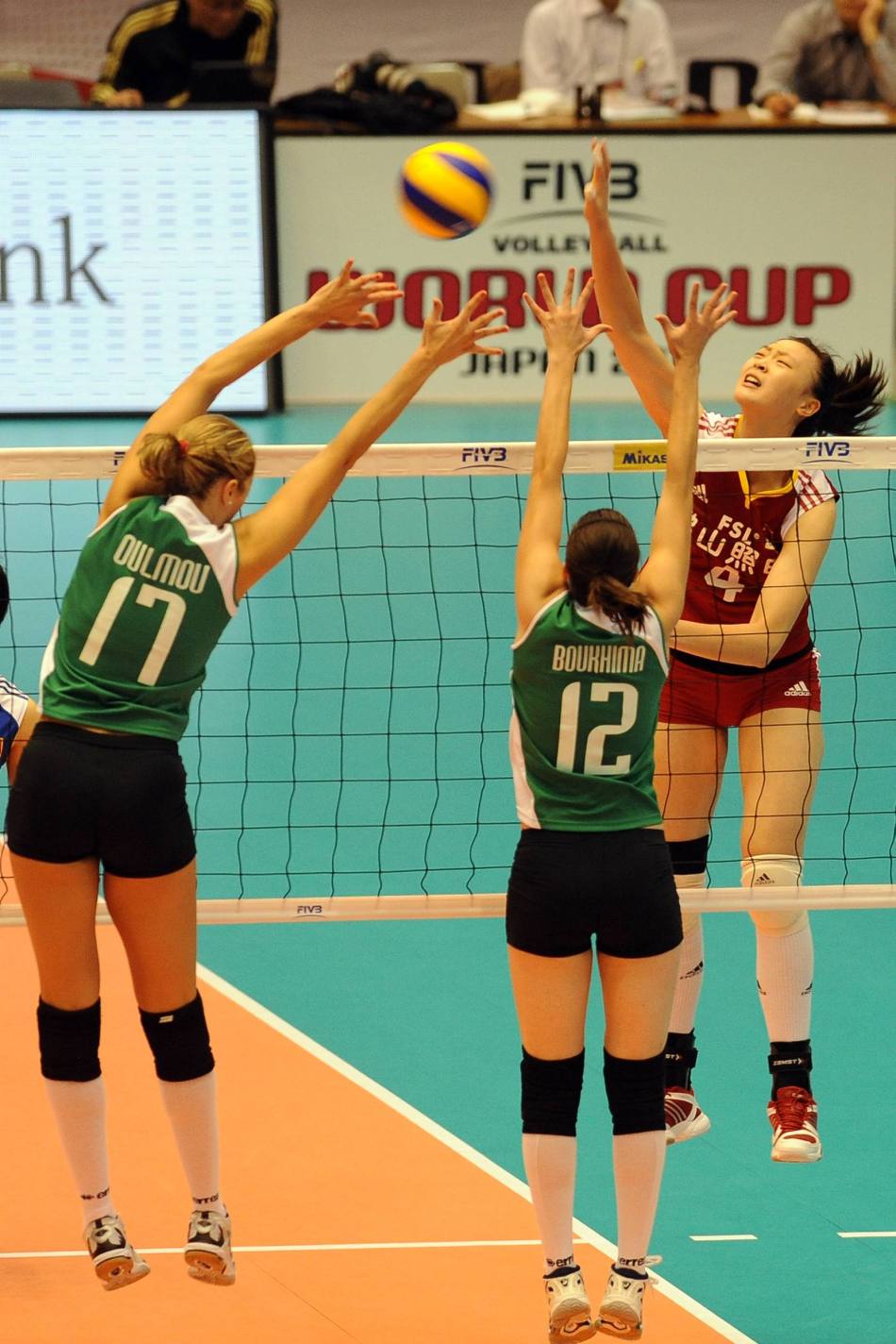 中国队员与吉祥物合影