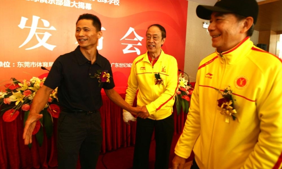 校长汤仙虎(右)在新闻发布会上