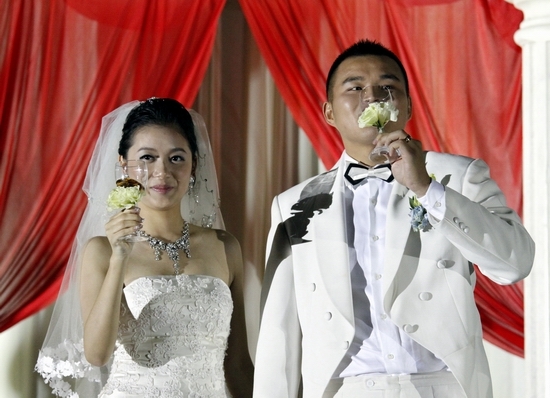 1/ 182011年11月5日讯,上海,申花队门将邱盛炯和空姐郭佳妮举行大婚