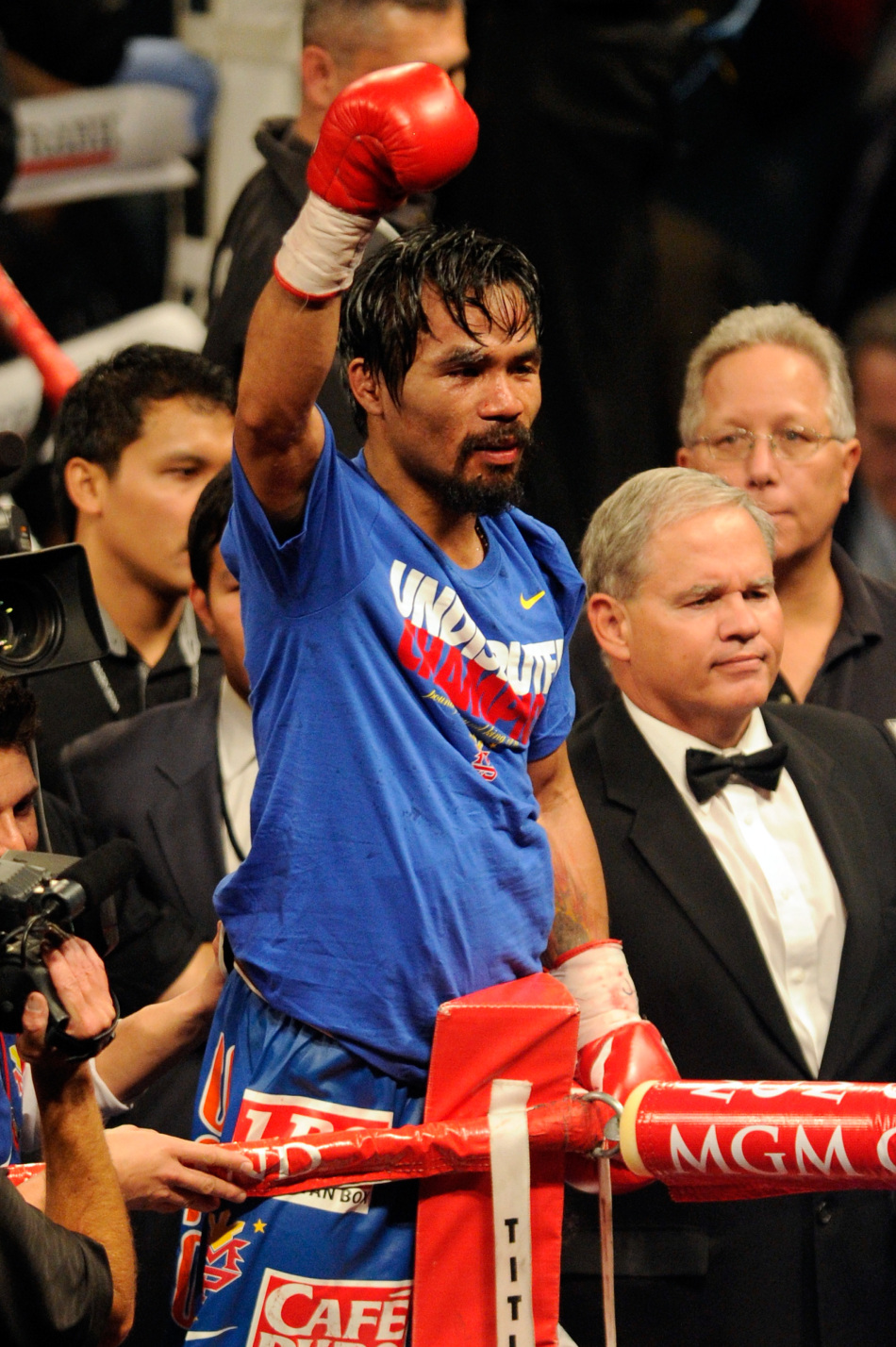 帕奎奥带着金腰带出场