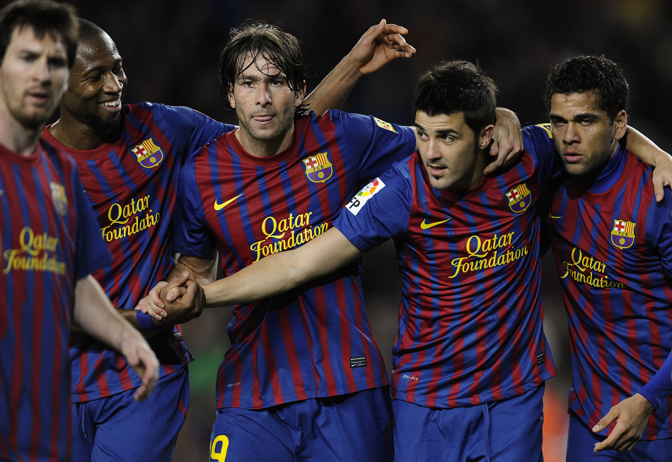 比利亚和队友庆祝进球