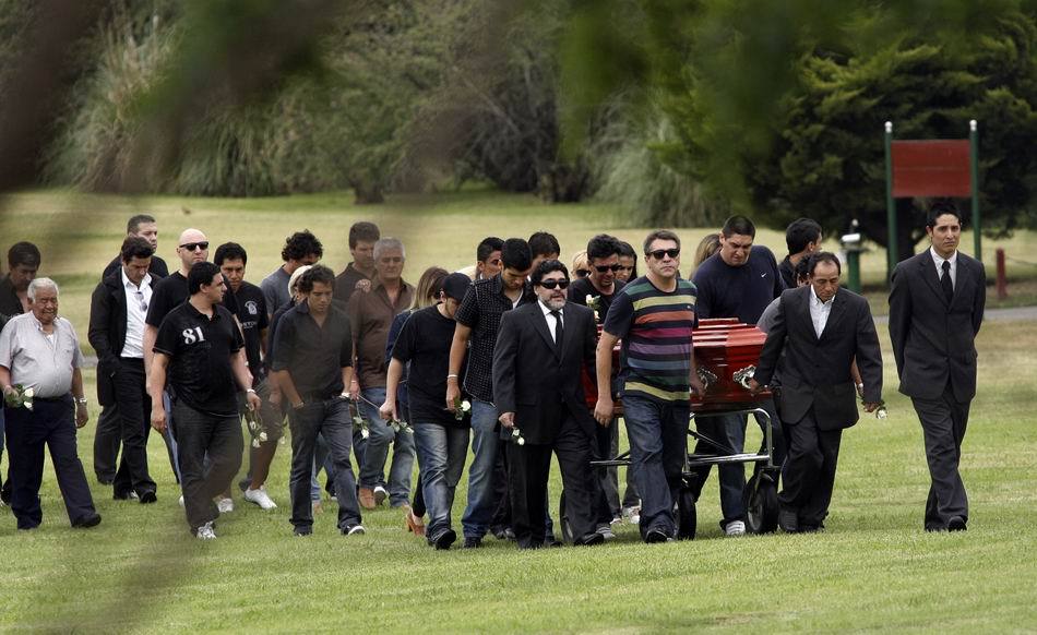 马拉多纳出席葬礼