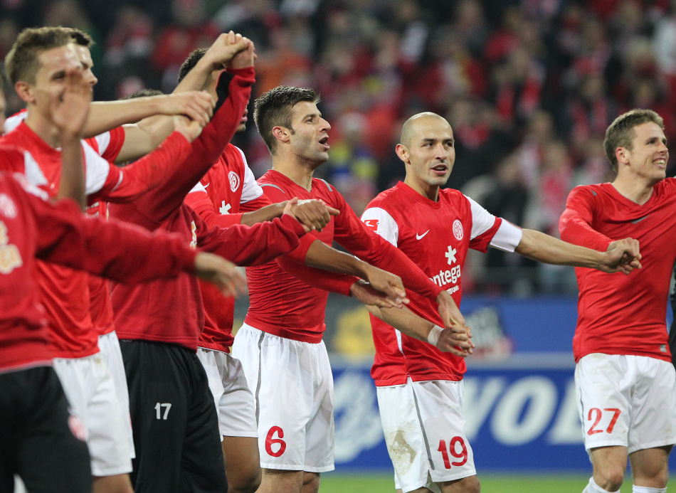 名观众,于2011年7月3日正式投入利用,现为美因茨05足球俱乐部的主场