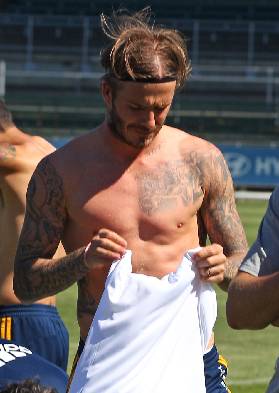 银河队墨尔本训练小贝受追捧_高清图集_新浪网