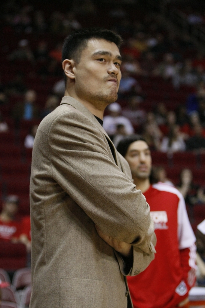 姚明带家人观战火箭战猛龙_高清图集_新浪网