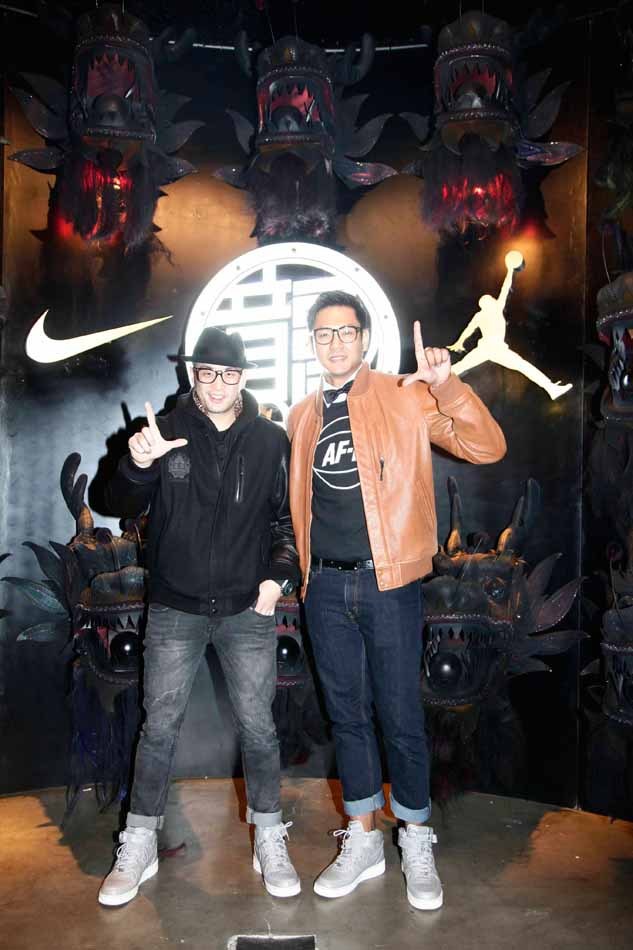 耐克大中华区市场总监simon pestridge为冠军颁奖