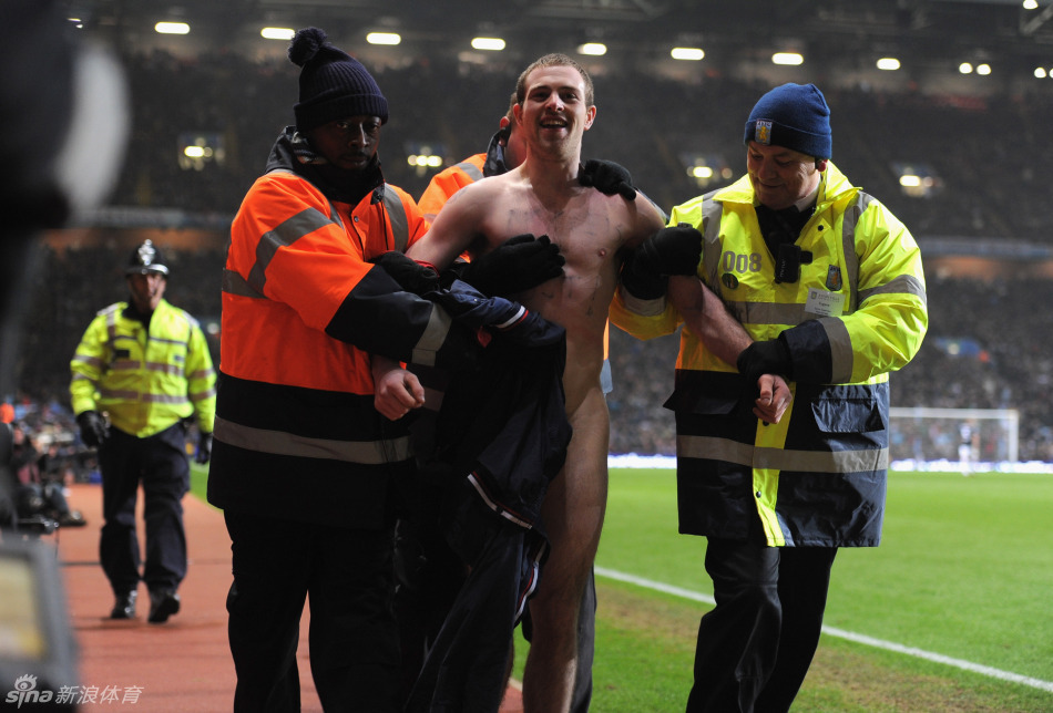 肇事球迷被安保人员带走