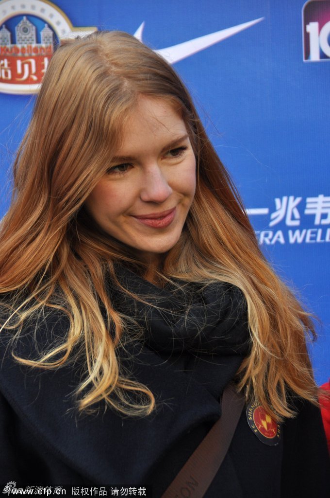 谢晖携外籍新女友出席活动