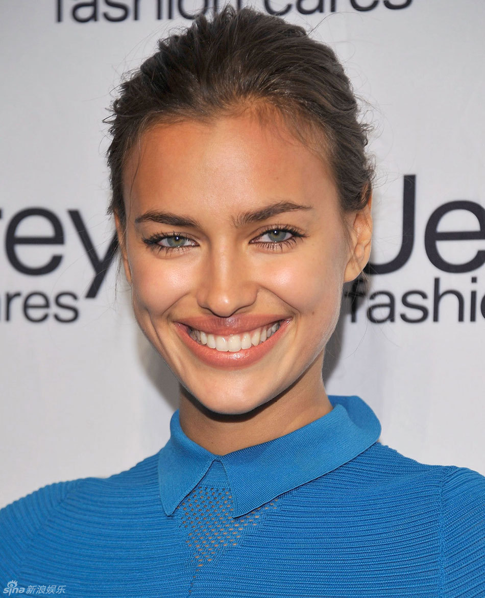 c罗女友伊莲娜亮相时装展