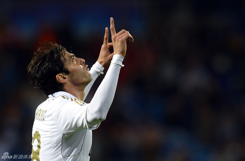 卡卡招牌式庆祝进球