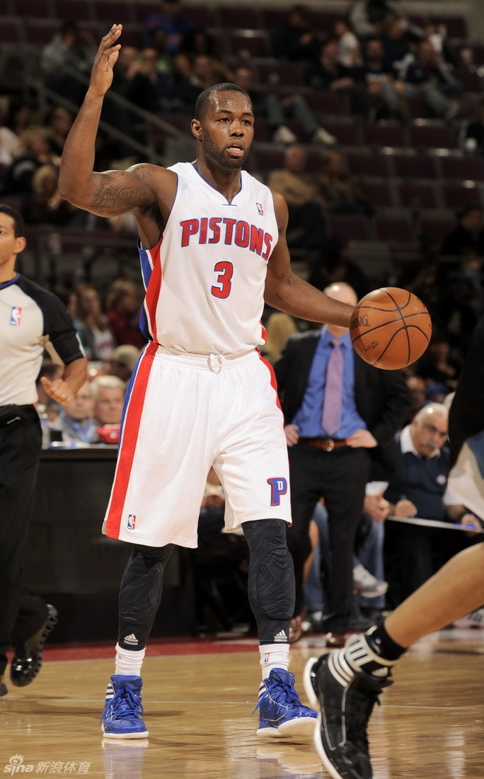 佩科维奇得了23分9个篮板,安东尼-兰多夫15分10个篮板,-巴