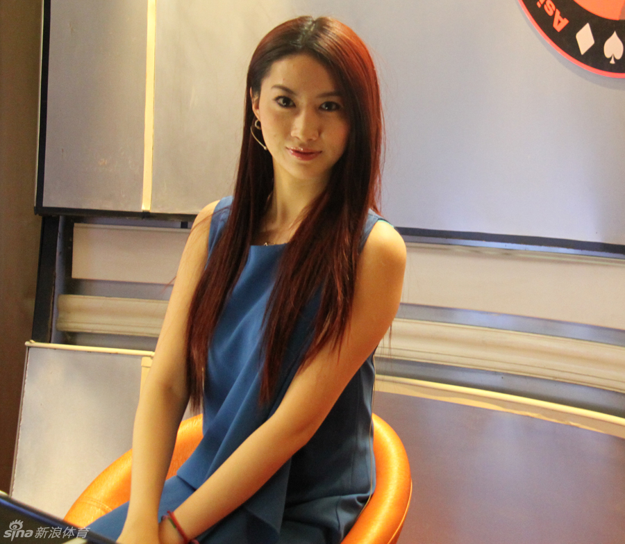 中国首位美女扑克冠军李思晓解说apt_高清图集_新浪网