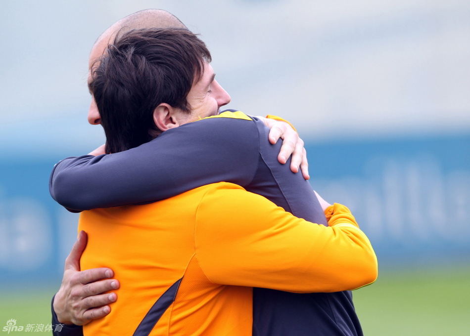 瓜迪奥拉训练场拥抱告别梅西_高清图集_新浪网