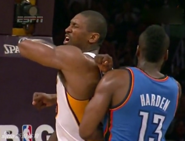 慈世平冲动肘击哈登