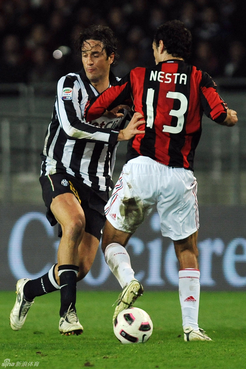 ac米兰钢铁后卫内斯塔