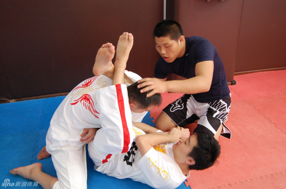 丁俊晖和好友练习自由搏击_高清图集_新浪网
