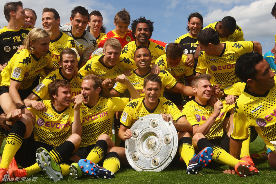 多特蒙德训练场上庆祝夺冠_高清图集_新浪网