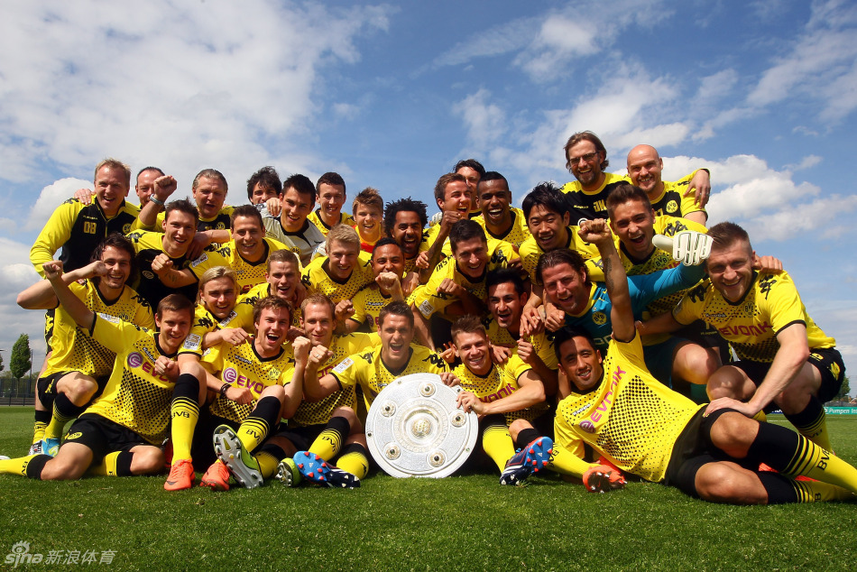 多特蒙德训练场上庆祝夺冠_高清图集_新浪网