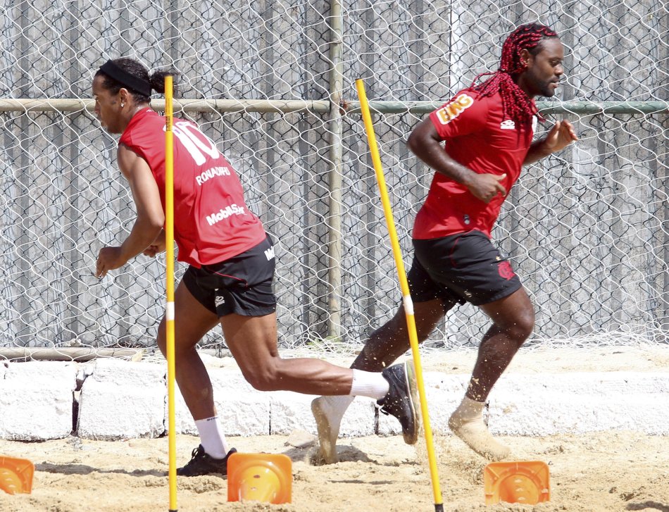 小罗参加训练课挥汗如雨_高清图集_新浪网