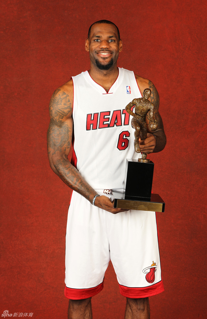 詹姆斯领取mvp奖杯_高清图集_新浪网