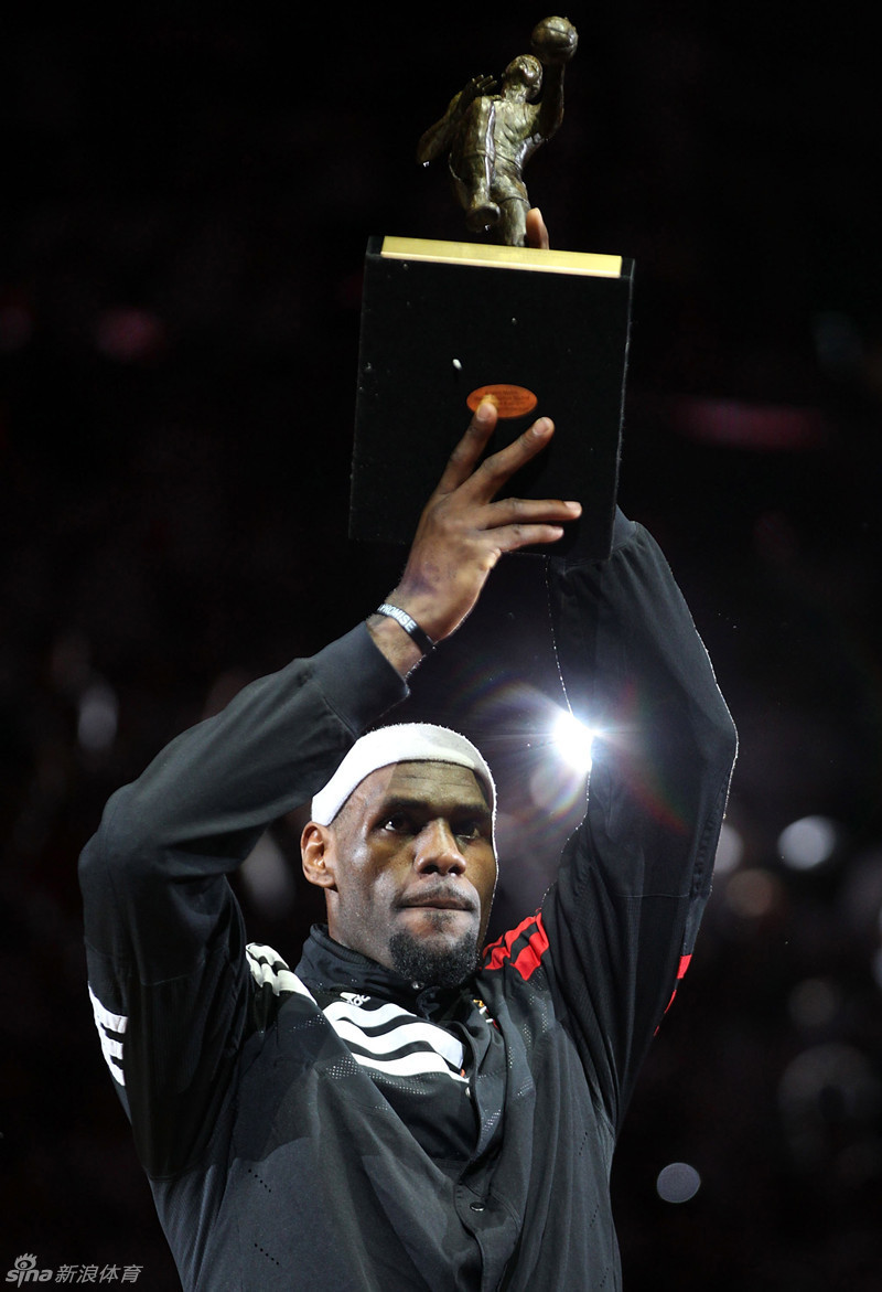 詹姆斯领取mvp奖杯_高清图集_新浪网