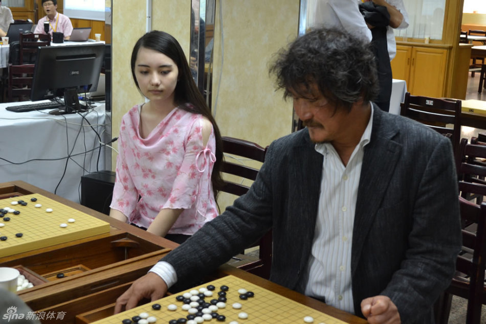 黑嘉嘉观战应氏杯_高清图集_新浪网