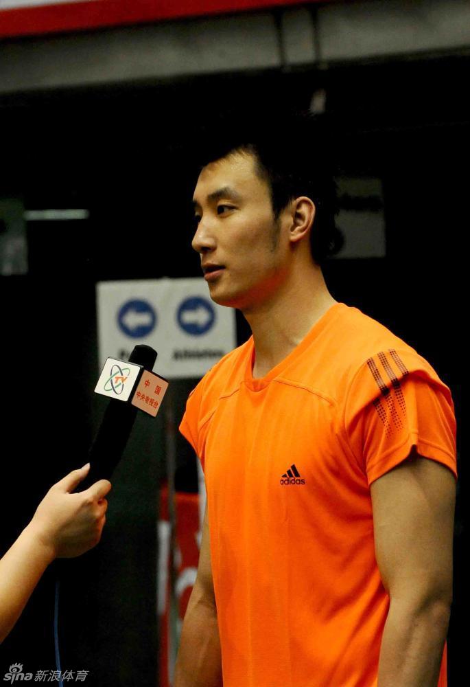 张晨练习接一传