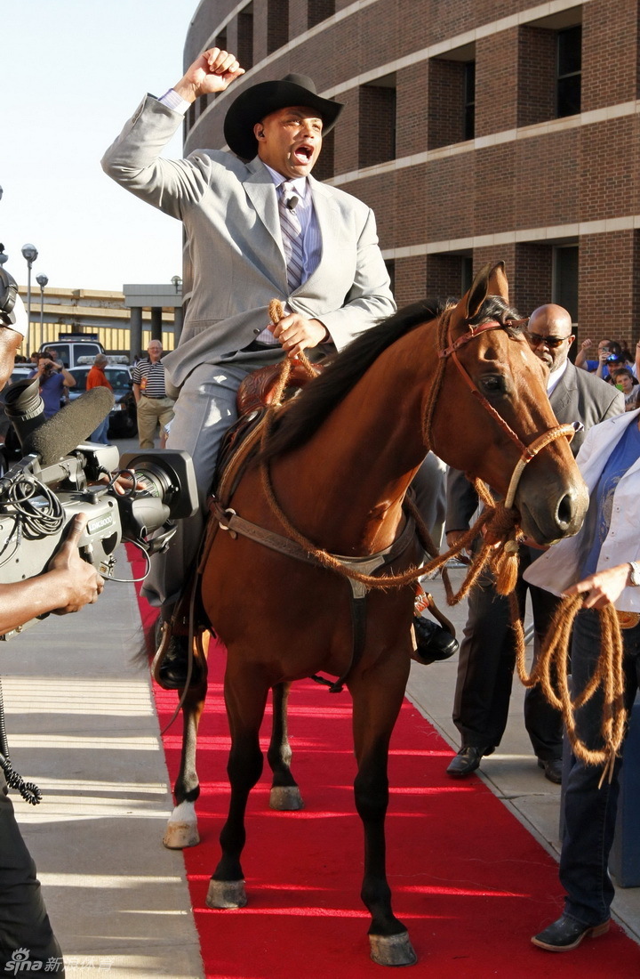 巴克利骑马到场